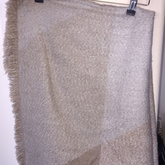 Urban Outfitters large blanket scarf - Picture 3 of 4